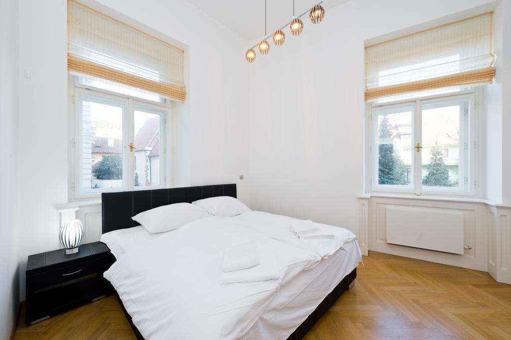 Modern Apartment Vsehrdova Praga Camera foto