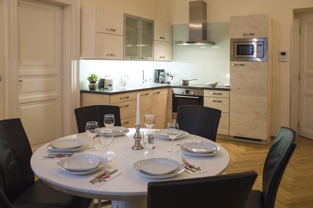 Modern Apartment Vsehrdova Praga Esterno foto