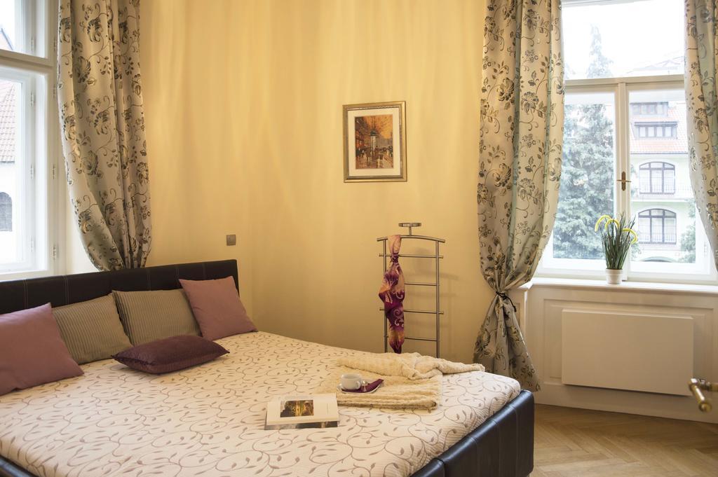 Modern Apartment Vsehrdova Praga Esterno foto