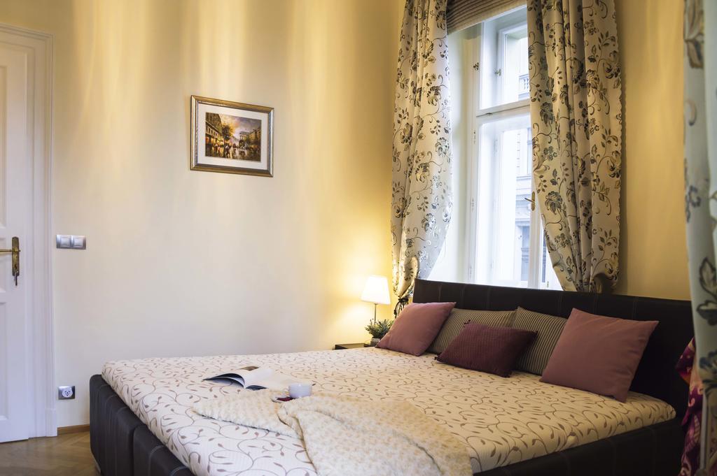 Modern Apartment Vsehrdova Praga Esterno foto