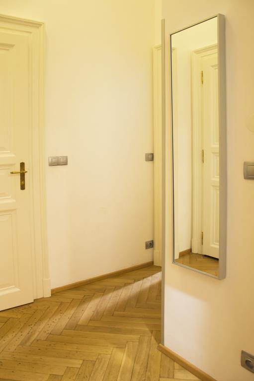 Modern Apartment Vsehrdova Praga Esterno foto