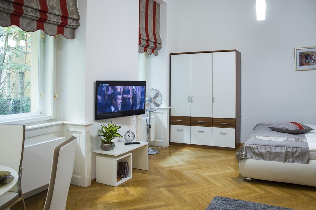Modern Apartment Vsehrdova Praga Esterno foto